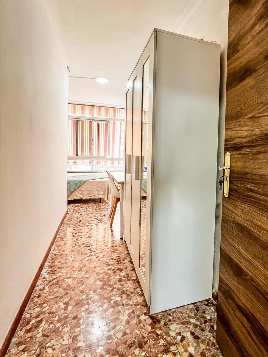 6 Zimmer Wohnung zu verkaufen in Malaga Stadt mit Garage - 450.000 € (Ref: 9735711)