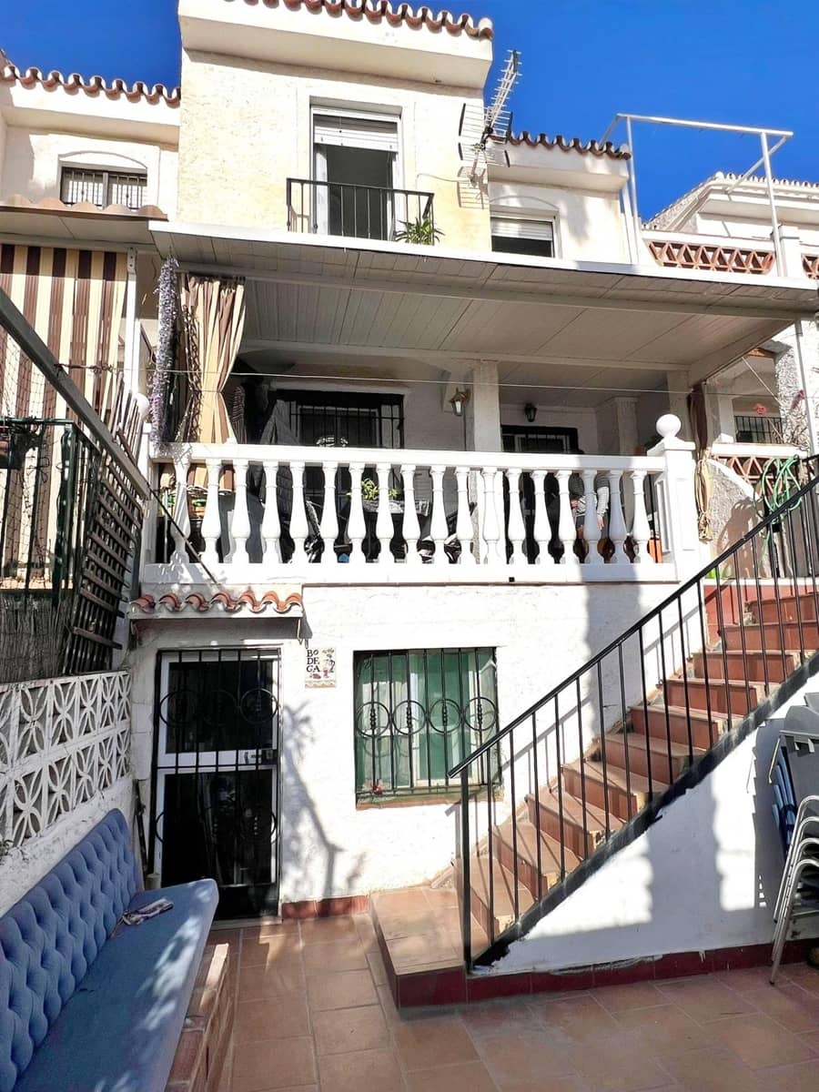 3 chambre Villa/Maison Mitoyenne à vendre à La Cala del Moral avec piscine - 399 000 € (Ref: 9748165)