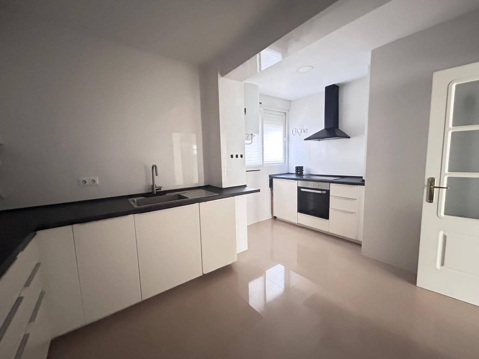 3 bedroom Flat for sale in Malaga city - € 300,000 (Ref: 9788727)