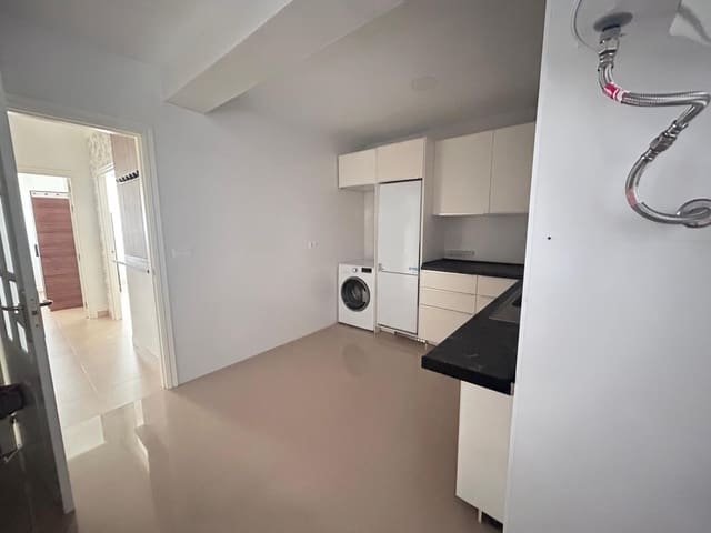 3 bedroom Flat for sale in Los Castillejos, Málaga city - € 300,000 (Ref: 9788727)