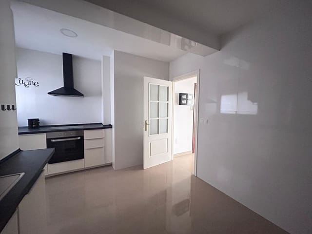 3 bedroom Flat for sale in Los Castillejos, Málaga city - € 300,000 (Ref: 9788727)