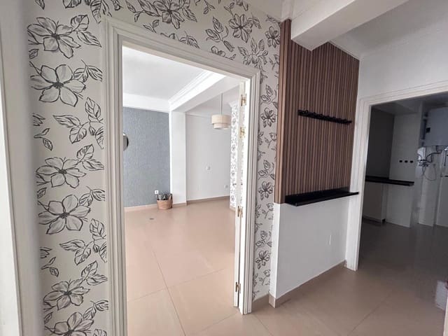 3 bedroom Flat for sale in Los Castillejos, Málaga city - € 300,000 (Ref: 9788727)