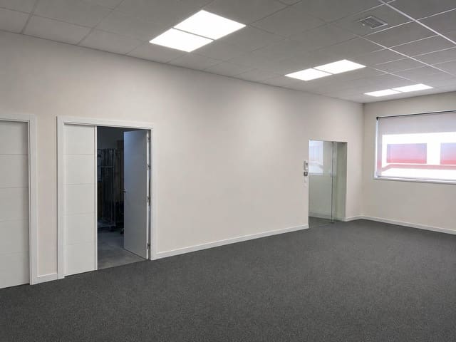 Kommersiell til leie i Málaga by - € 1 800 (Ref: 9833852)