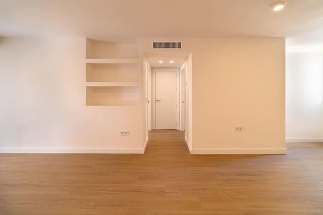 2 bedroom Flat for sale in Cristo de la Epidemia, Málaga city - € 338,500 (Ref: 9865371)