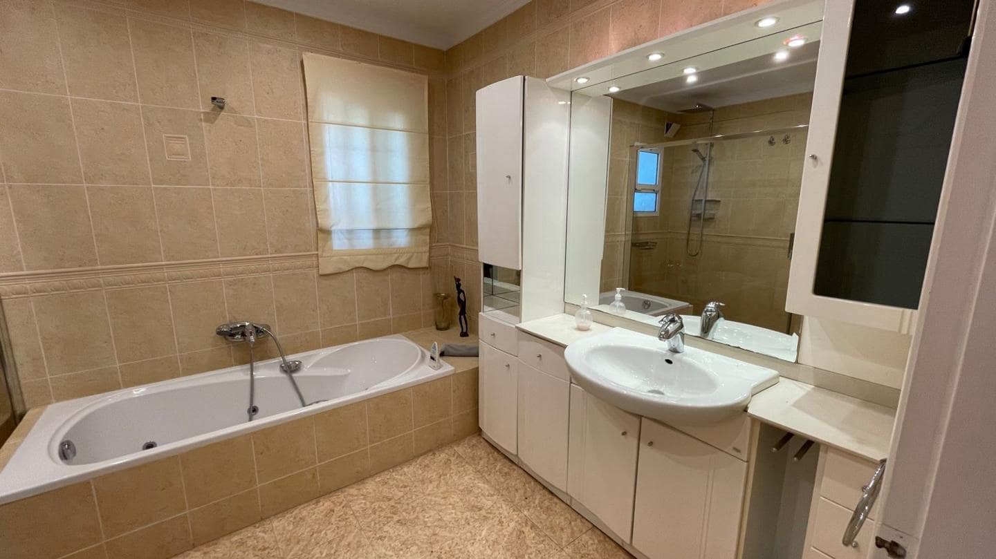 4 chambre Villa/Maison à vendre à Nerja avec piscine - 699 000 € (Ref: 8037567)