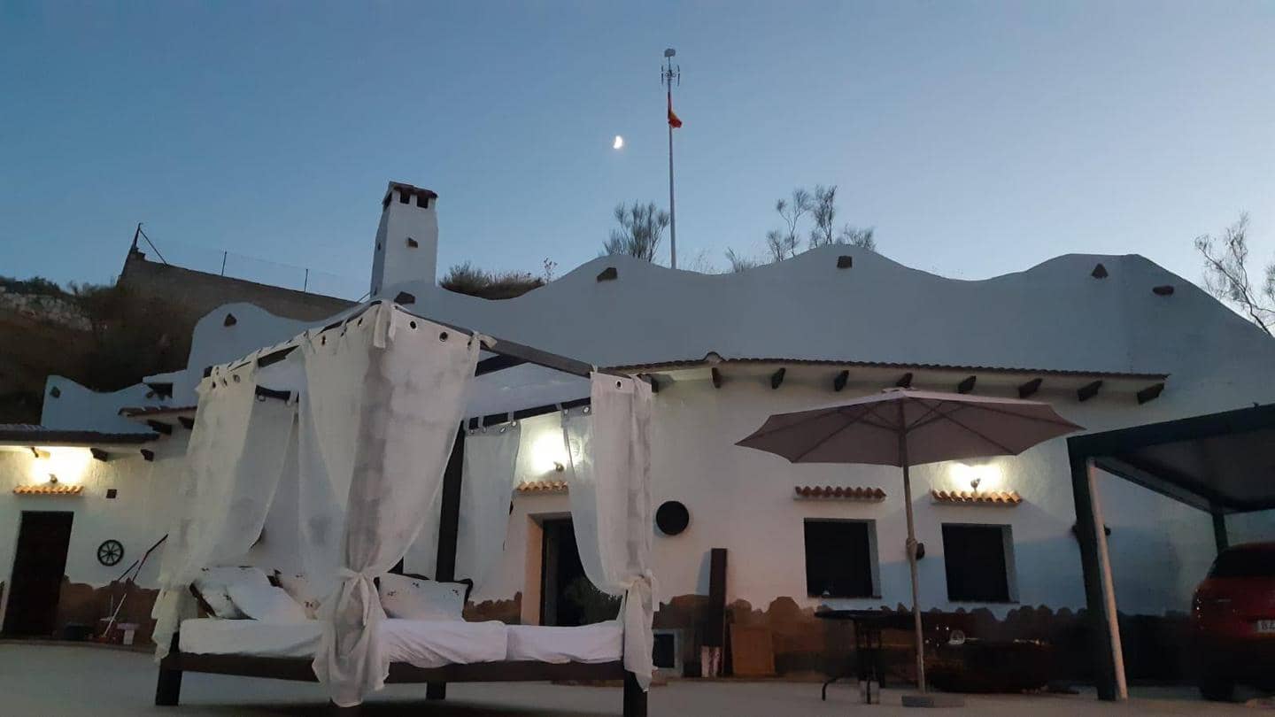 3 chambre Villa/Maison à vendre à Baza avec piscine garage - 236 000 € (Ref: 9057179)