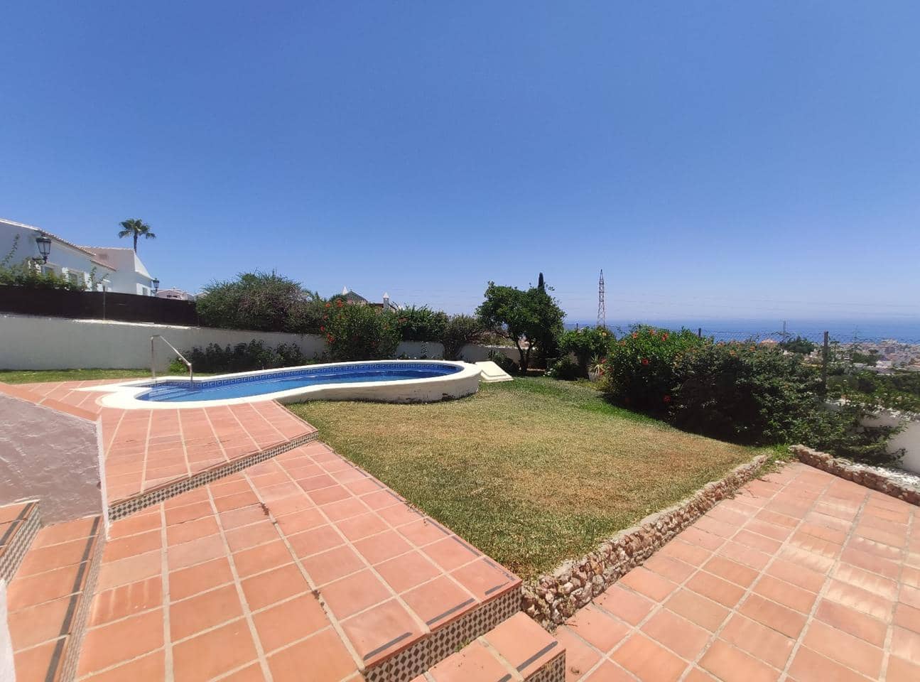 2 bedroom Villa for sale in Nerja with pool garage - € 650,000 (Ref: 9132042)