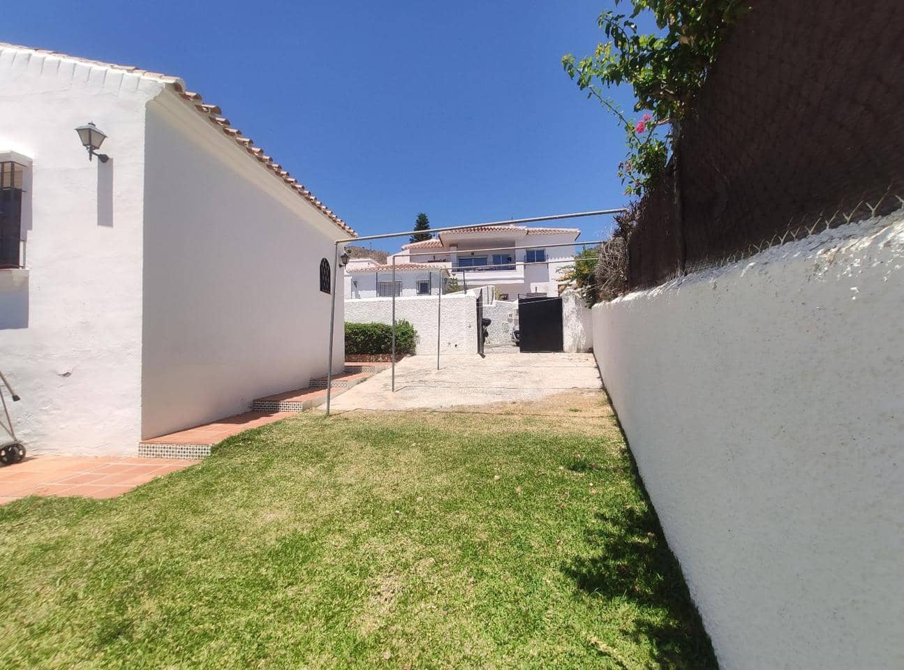 2 bedroom Villa for sale in Nerja with pool garage - € 650,000 (Ref: 9132042)