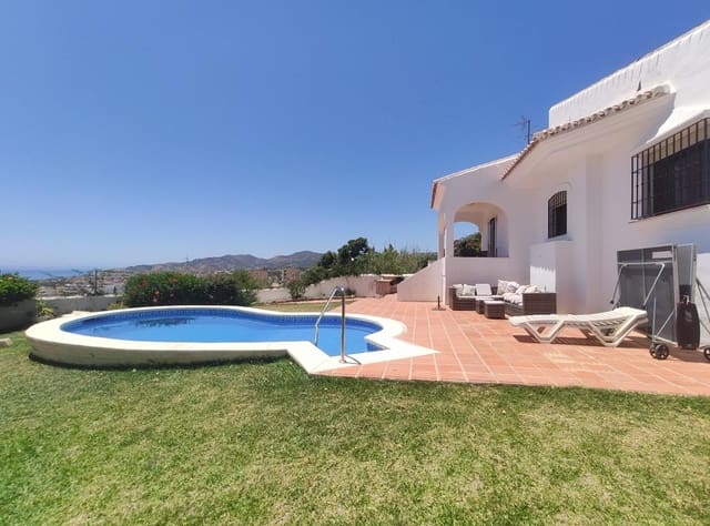 2 sypialnia Willa na sprzedaż w Capistrano, Nerja z basenem garażem - 650 000 € (Ref: 9132042)