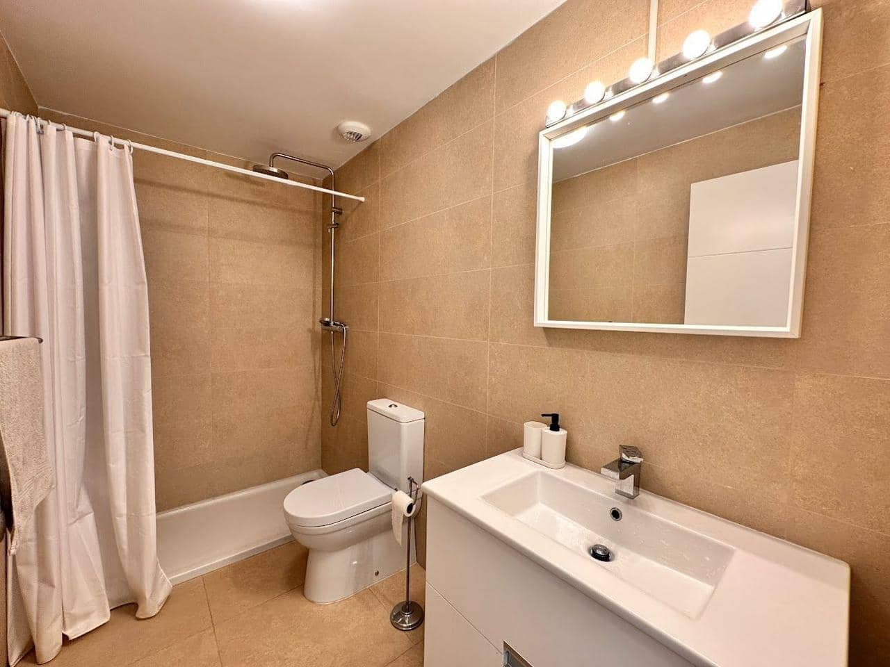 2 slaapkamer Flat te koop in Torrox met garage - € 395.000 (Ref: 9187662)