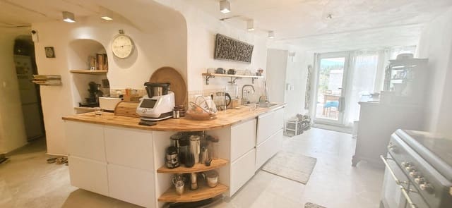 2 slaapkamer Finca/Landhuis te koop in La Romana met zwembad - € 169.999 (Ref: 10033298)