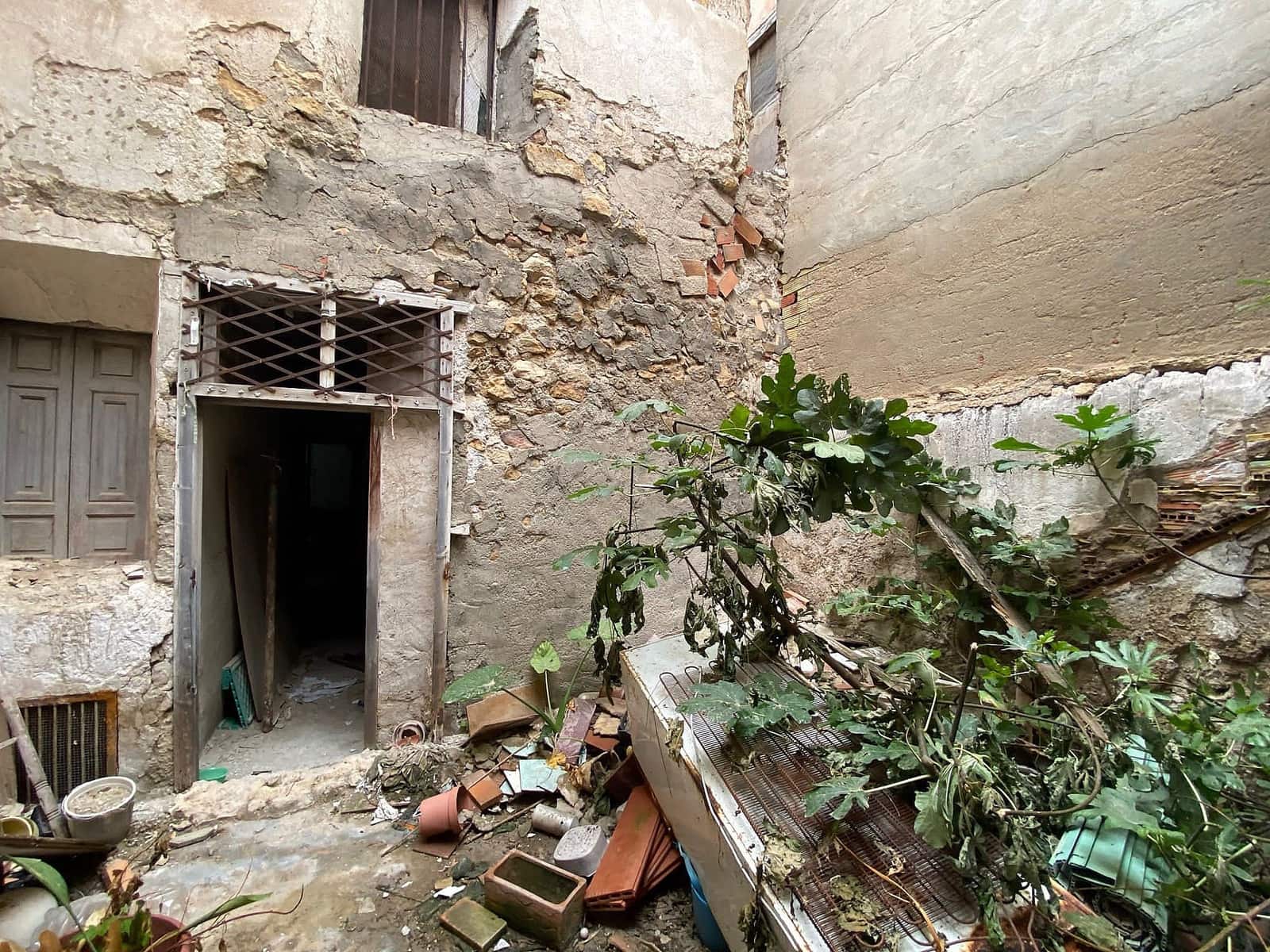 5 bedroom Townhouse for sale in Aspe with pool - € 46,000 (Ref: 6305973)