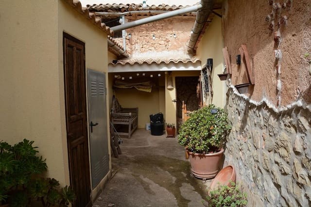 6 soveværelse Finca/Landehus til salg i La Romana med swimmingpool - € 325.000 (Ref: 7143111)