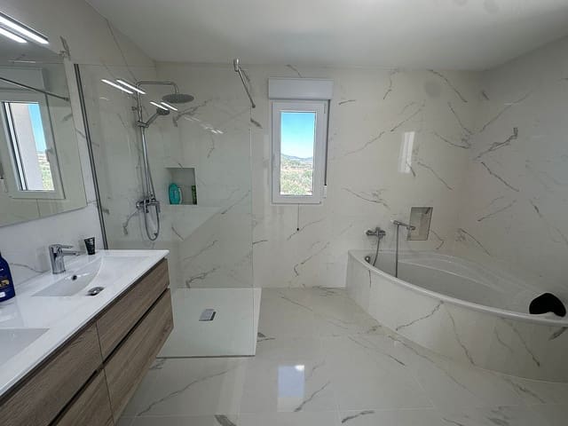 4 Zimmer Villa zu verkaufen in Pinoso mit Pool - 423.000 € (Ref: 7747797)