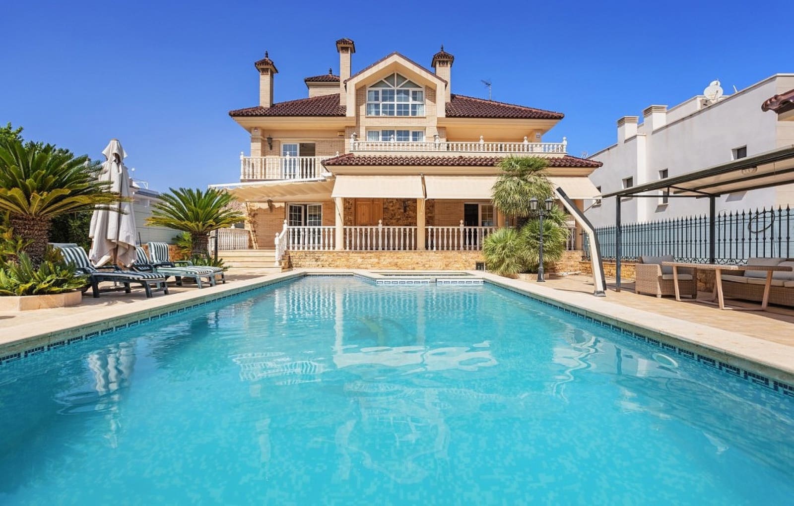 5 chambre Villa/Maison à vendre à Torrevieja avec piscine - 995 000 € (Ref: 7793586)