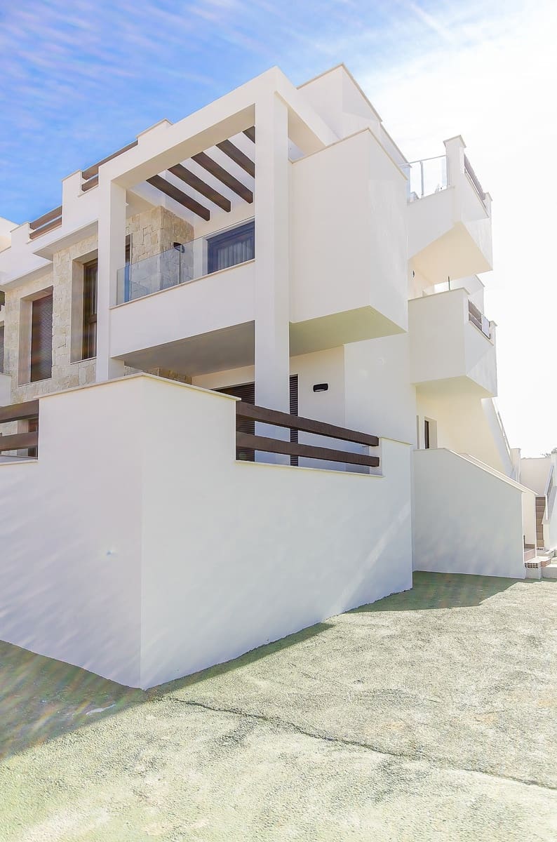 2 bedroom Apartment for sale in Torrevieja with pool - € 305,000 (Ref: 8697419)