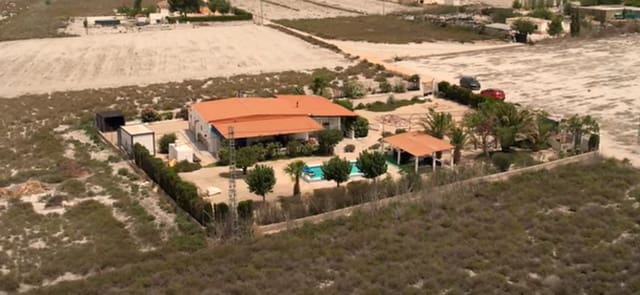 4 soveværelse Finca/Landehus til salg i Villena med swimmingpool - € 229.995 (Ref: 8820818)