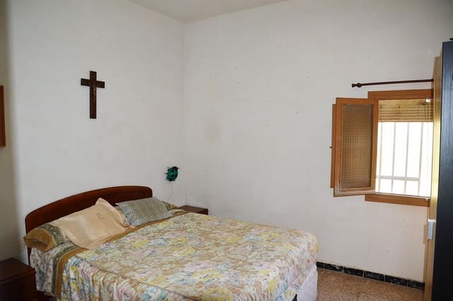 4 bedroom Cave House for sale in Jumilla with pool - € 95,000 (Ref: 9393583)