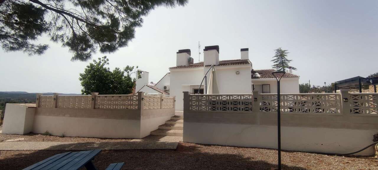 Local Comercial de 9 habitaciones en Ayora en venta con piscina - 620.000 € (Ref: 9475763)