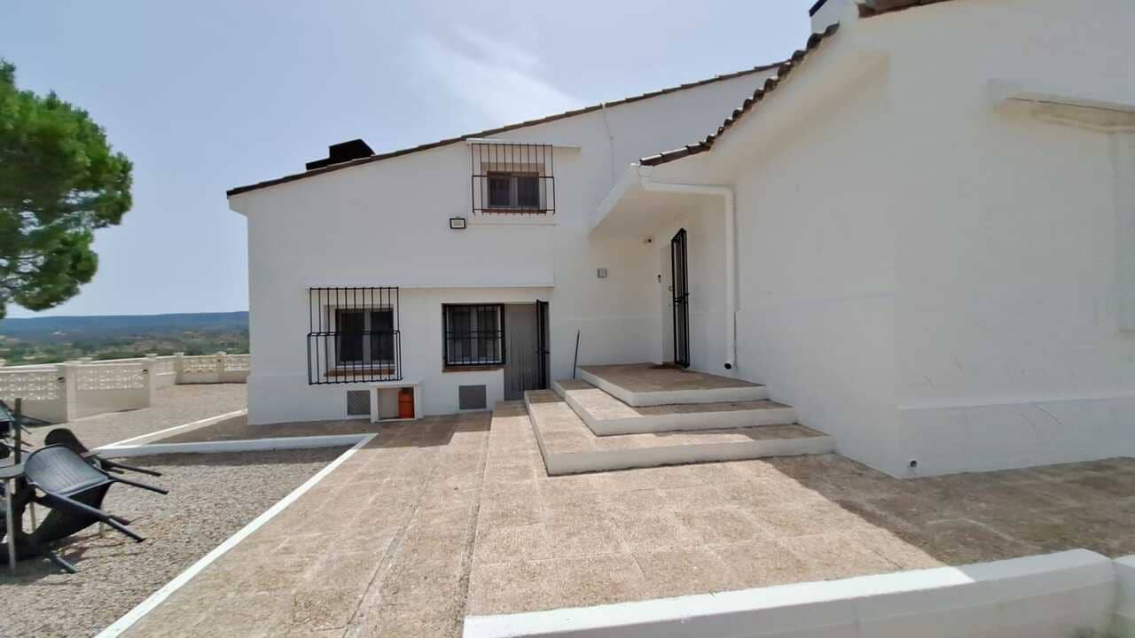 Local Comercial de 9 habitaciones en Ayora en venta con piscina - 620.000 € (Ref: 9475763)