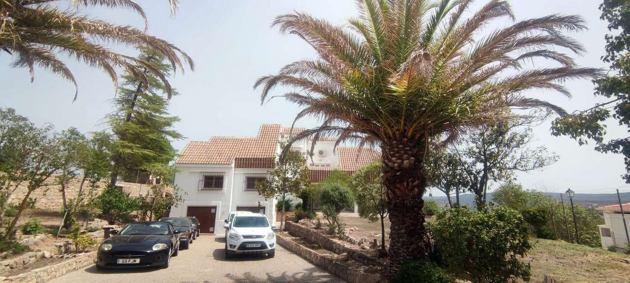 Local Comercial de 9 habitaciones en Ayora en venta con piscina - 620.000 € (Ref: 9475763)