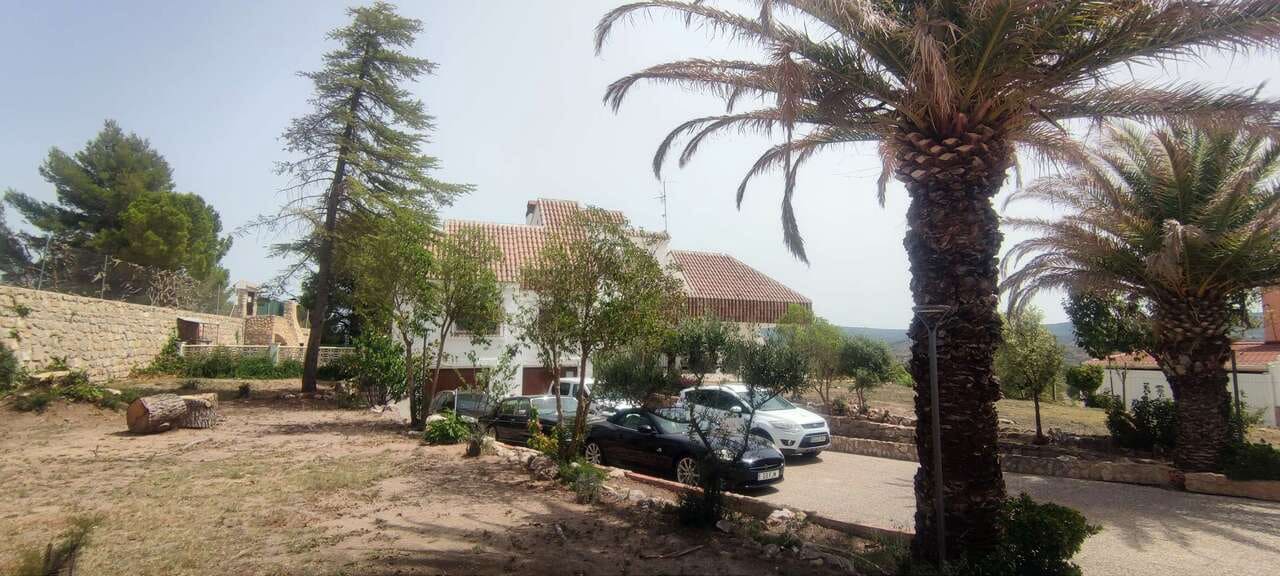 Local Comercial de 9 habitaciones en Ayora en venta con piscina - 620.000 € (Ref: 9475763)