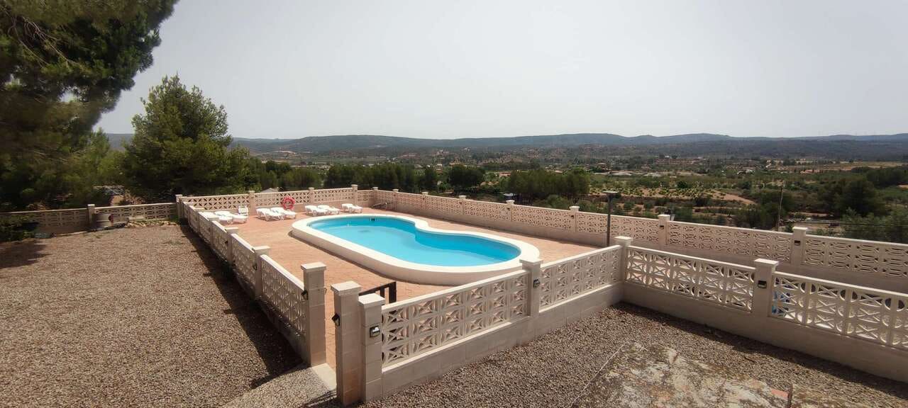 Local Comercial de 9 habitaciones en Ayora en venta con piscina - 620.000 € (Ref: 9475763)