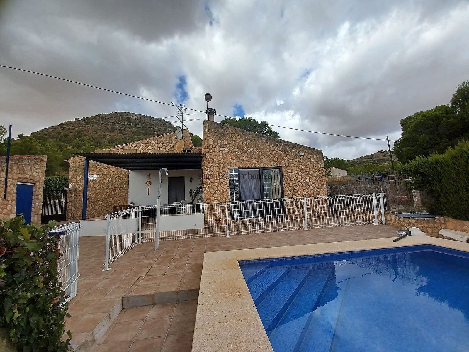 Finca/Casa Rural de 3 habitaciones en Yecla en venta con piscina - 199.995 € (Ref: 9904903)