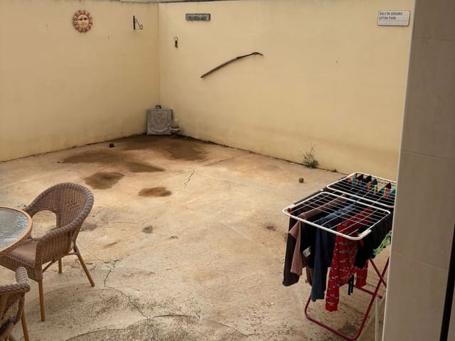 4 bedroom Townhouse for sale in Pinoso with pool - € 175,000 (Ref: 9904929)