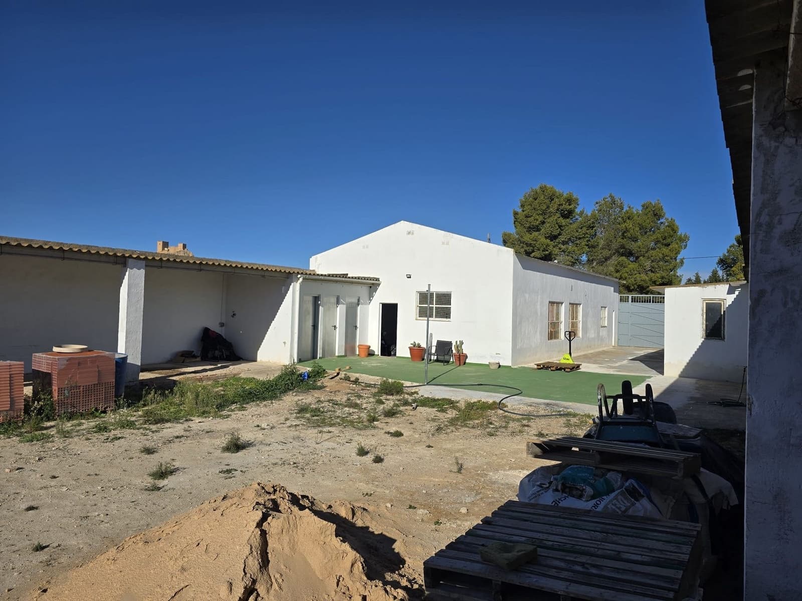 Commerciale in vendita in Sax con piscina - 180.000 € (Rif: 9915078)