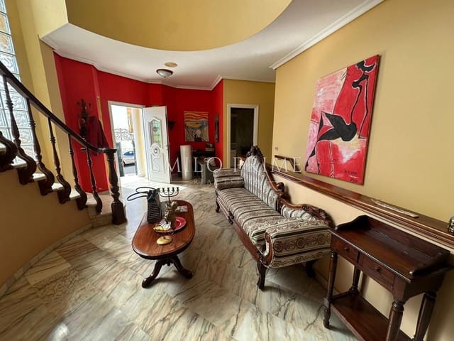 5 soverom Villa til salgs i Arona med svømmebasseng garasje - € 840 000 (Ref: 10172396)