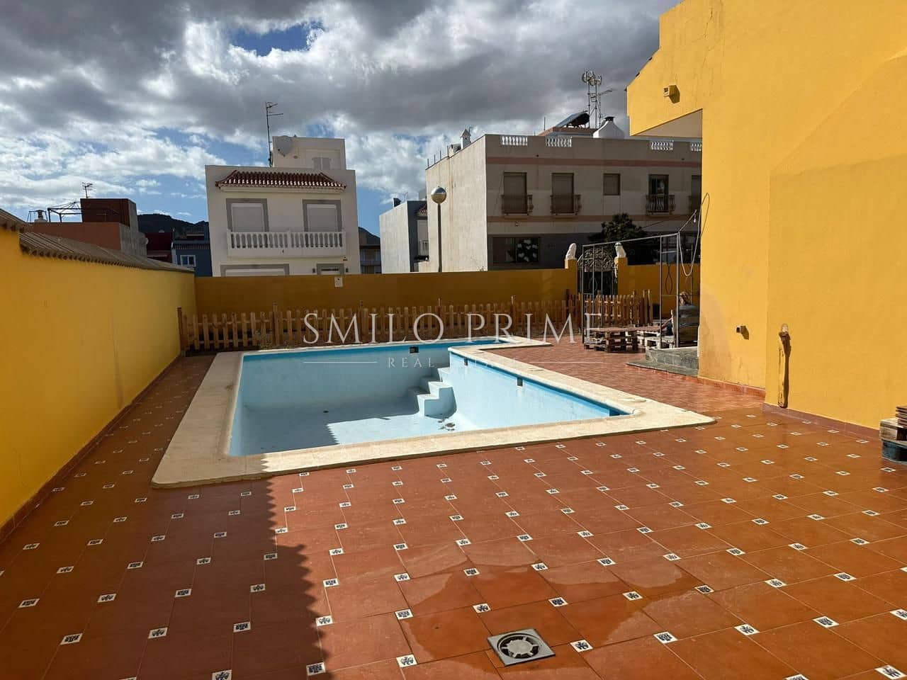 5 bedroom Villa for sale in Arona with pool garage - € 840,000 (Ref: 10172396)