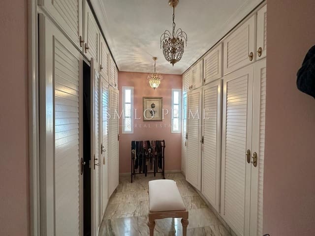 5 soverom Villa til salgs i Arona med svømmebasseng garasje - € 840 000 (Ref: 10172396)