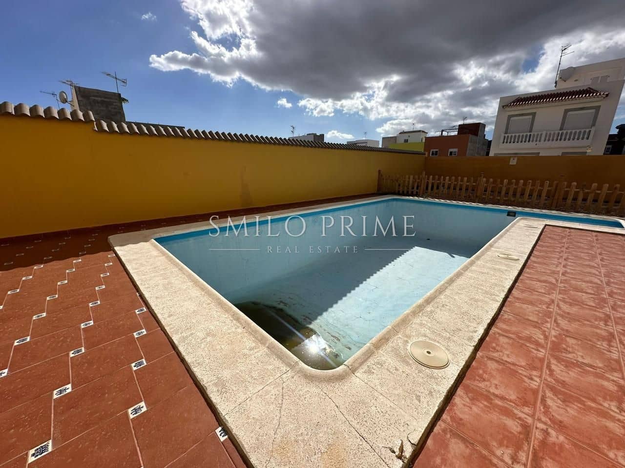 5 bedroom Villa for sale in Arona with pool garage - € 840,000 (Ref: 10172396)