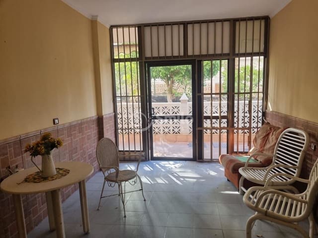 Yritys myytävänä paikassa Guía de Isora mukana uima-altaan - 325 000 € (Ref: 6419034)