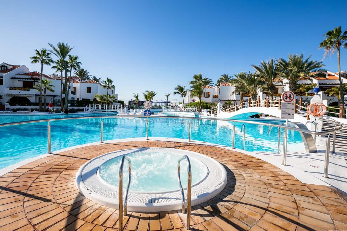 Flat for sale in Arona with pool - € 360,000 (Ref: 8063208)