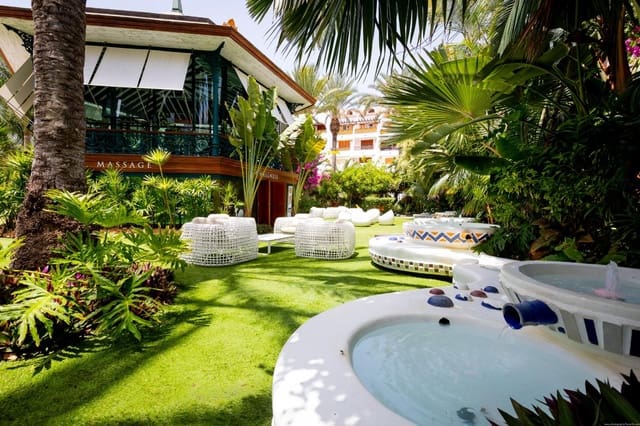 Piso en Playa de las Americas, Arona en venta con piscina - 360.000 € (Ref: 8063208)