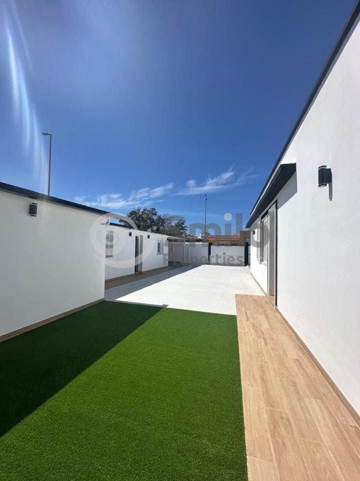 5 bedroom Villa for sale in Guargacho with pool garage - € 820,000 (Ref: 9452424)