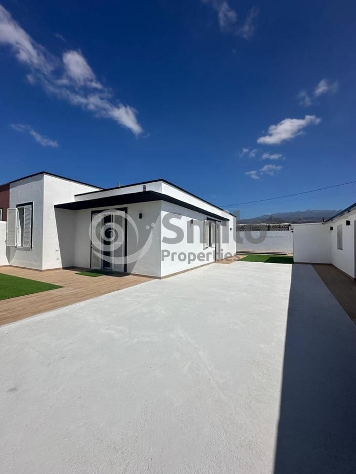 5 bedroom Villa for sale in Guargacho with pool garage - € 820,000 (Ref: 9452424)