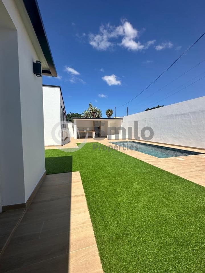 5 bedroom Villa for sale in Guargacho with pool garage - € 820,000 (Ref: 9452424)