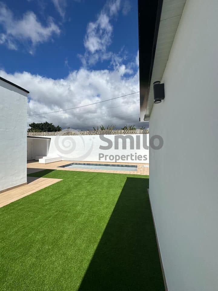 5 bedroom Villa for sale in Guargacho with pool garage - € 820,000 (Ref: 9452424)