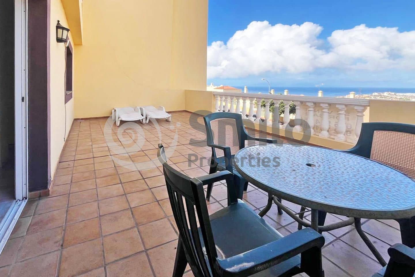 Piso de 2 habitaciones en Costa Adeje en venta con piscina - 479.000 € (Ref: 9453579)