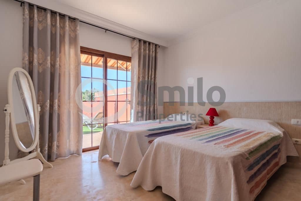 Chalet de 3 habitaciones en Adeje en venta con piscina garaje - 1.280.000 € (Ref: 9453674)