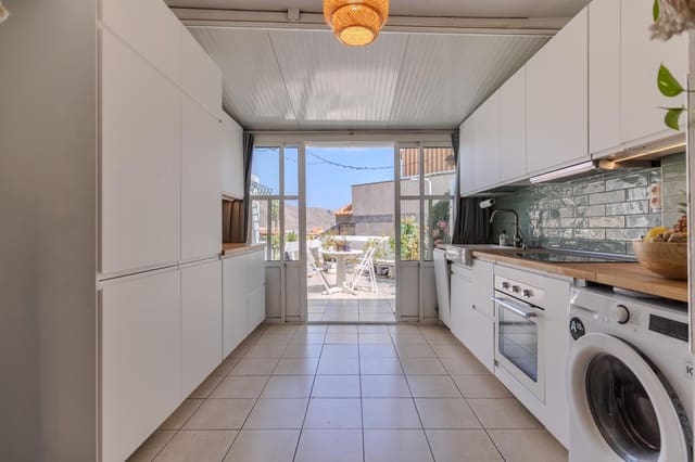 2 makuuhuone Asunto myytävänä paikassa Los Cristianos, Arona mukana uima-altaan - 257 000 € (Ref: 9470003)