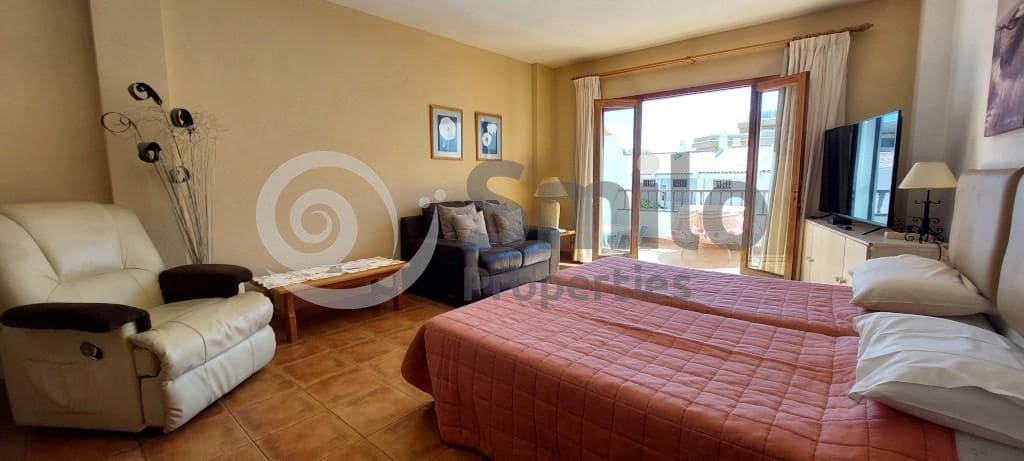 Asunto myytävänä paikassa Adeje mukana uima-altaan 
autotalli - 245 000 € (Ref: 9614485)