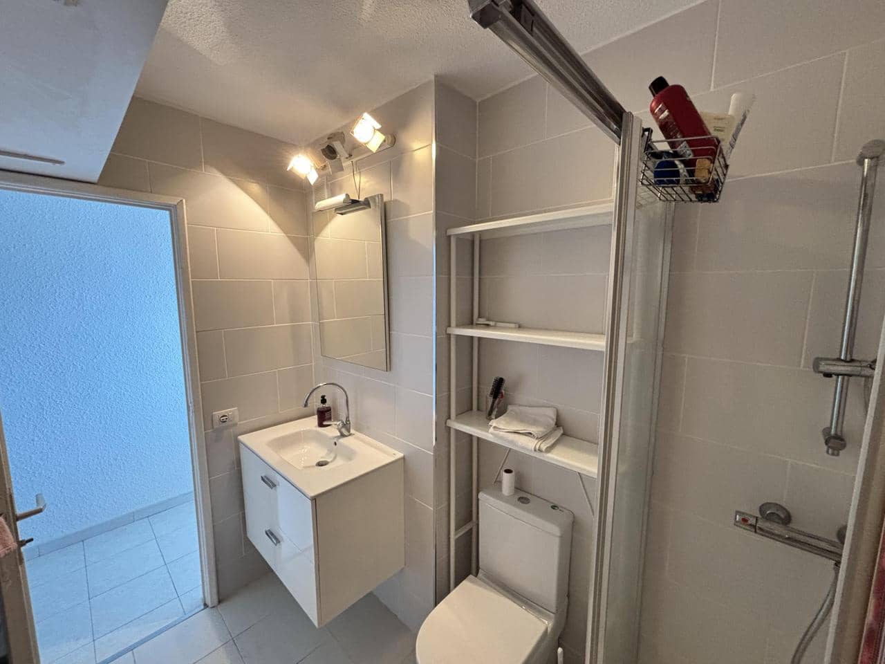 2 makuuhuone Asunto myytävänä paikassa Costa Adeje mukana uima-altaan - 360 000 € (Ref: 9807497)