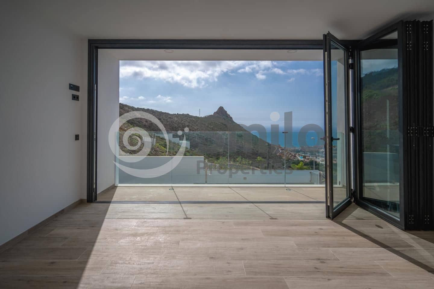 4 chambre Villa/Maison à vendre à Adeje avec piscine garage - 1 950 000 € (Ref: 9816201)