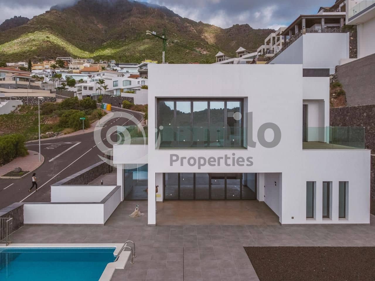 4 chambre Villa/Maison à vendre à Adeje avec piscine garage - 1 950 000 € (Ref: 9816201)