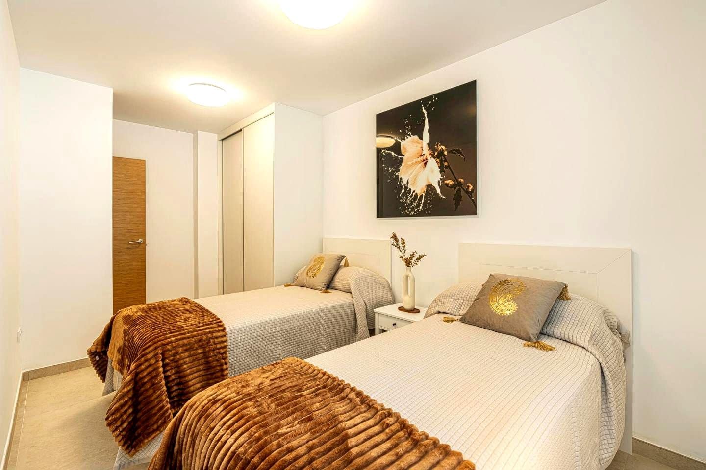 2 slaapkamer Flat te huur in Guia de Isora met zwembad garage - € 1.800 (Ref: 9858886)