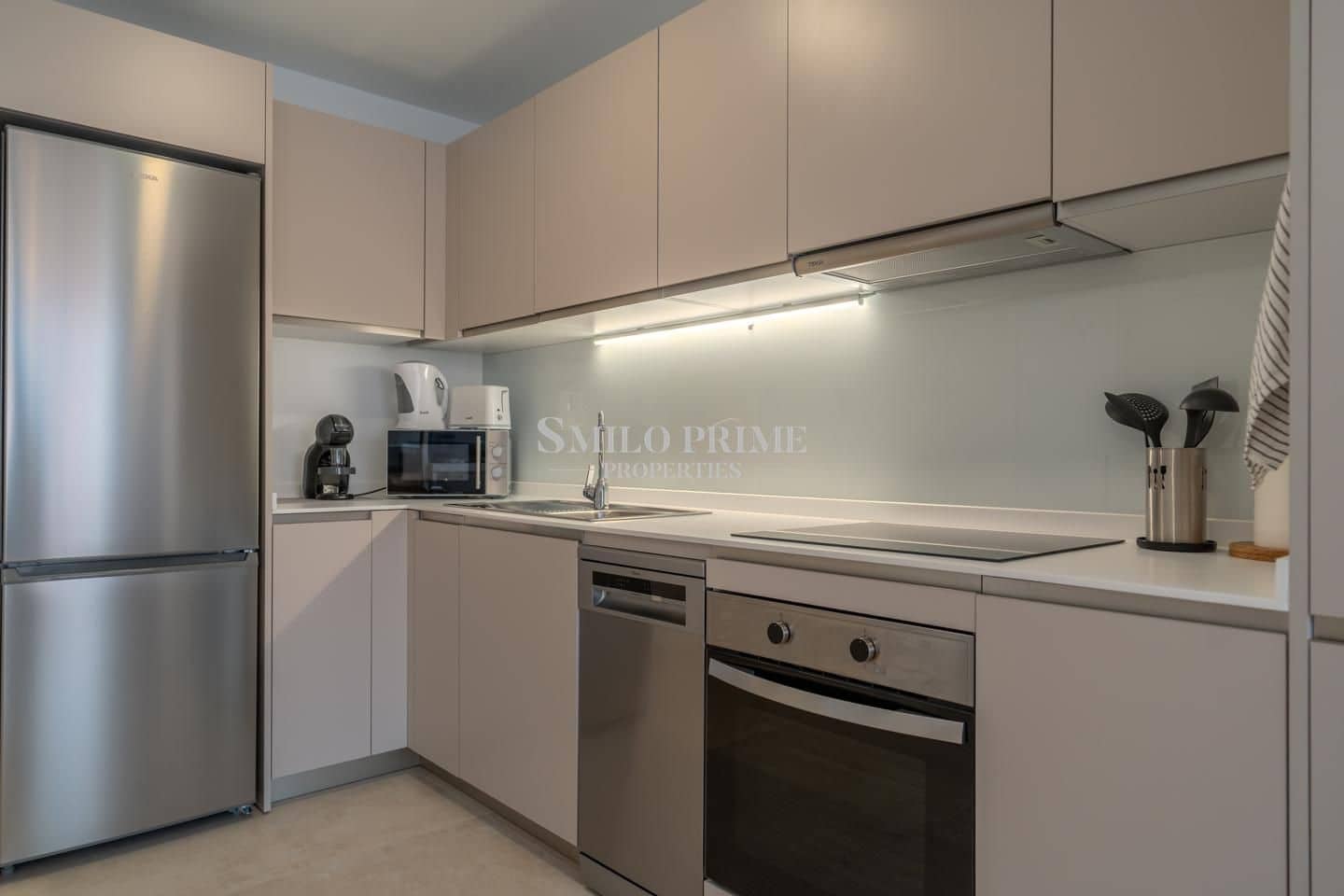 Appartement de 2 chambres à louer à Guia de Isora avec piscine garage - 2 200 € (Ref: 9893261)